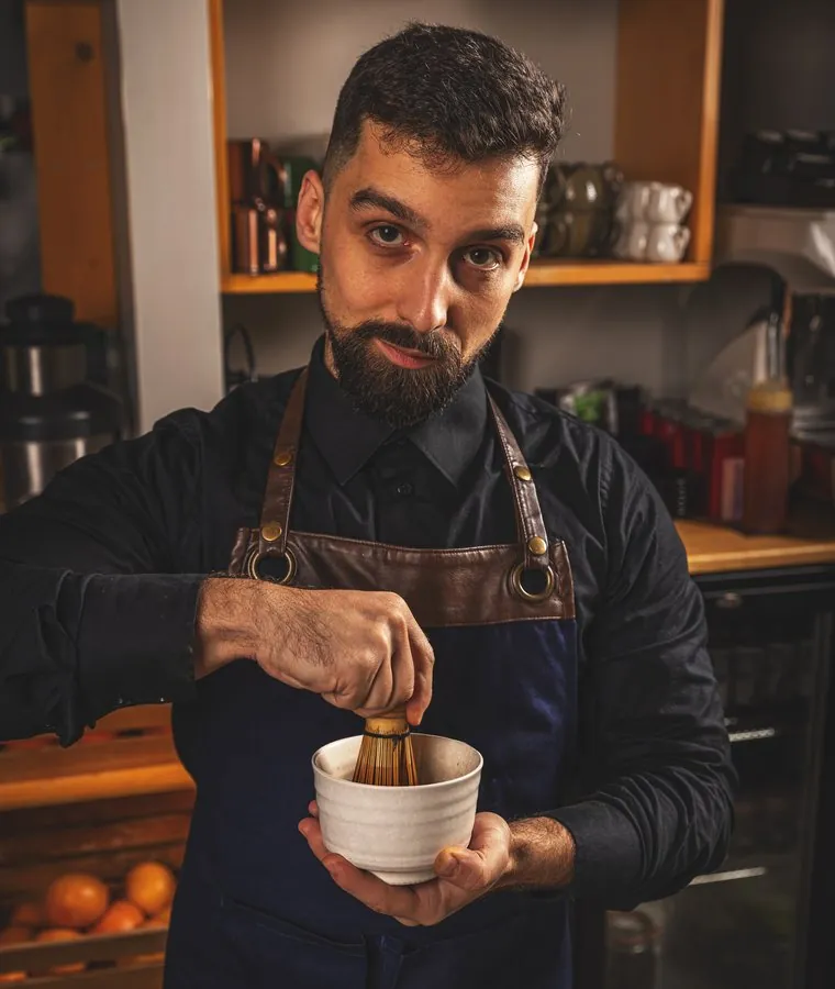 ハンドドリップでコーヒーを淹れる店主